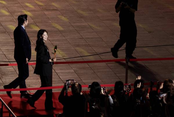 영화 '루오무의 황혼'의 장률 감독이 26일 부산 해운대구 우동 영화의전당에서 열린 제30회 부산국제영화제 폐막식에서 대상 트로피를 들고 포즈를 취하고 있다. 김진철PD