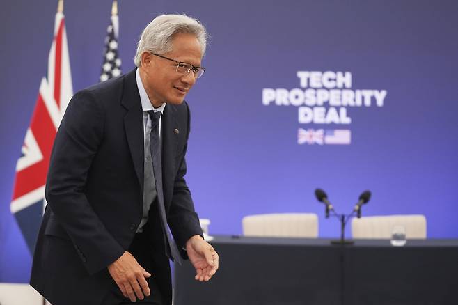 Nvidia CEO Jensen Huang gestures before a business roundtable attended by U.S. President Donald Trump and British Prime Minister Keir Starmer at Chequers near Aylesbury, Britain, on Sept. 18. [AP/YONHAP]
