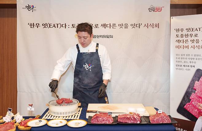 Chef Kim Ho-yoon grills hanwoo (Korean beef) during a tasting event held on Sept. 24. [HANWOO BOARD]