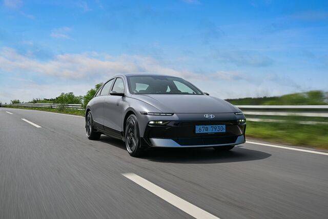 더 뉴 아이오닉6가 지난달 28일 경기도 양주시 국도를 질주하고 있다. 현대자동차가 지난 7월 부분 변경 모델로 선보인 이 차는 유선형 외관을 바탕으로 공기저항계수(Cd)를 세계 최저 수준인 0.206까지 낮추며 부드러운 주행감을 선사한다. 현대차 제공