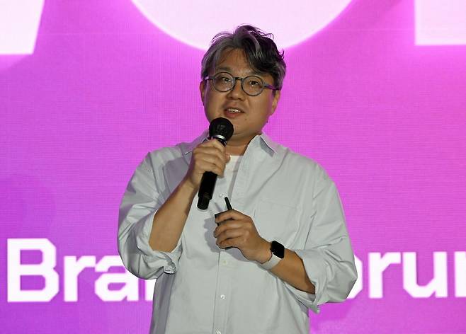 김홍기 스페이스오디티 대표가 25일 해운대 벡스코에서 열린 ‘2025 부산 세계도시브랜드포럼’에서 도시와 음악의 관계를 주제로 발표하고 있다. 부산=최현규기자 frosted@kmib.co.kr