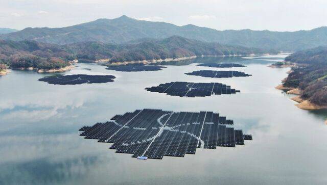 한국수자원공사가 지난 15일 드론으로 촬영한 경북 안동시 임하면 임하다목적댐 내 수상태양광 발전설비의 모습. 한국수자원공사 제공