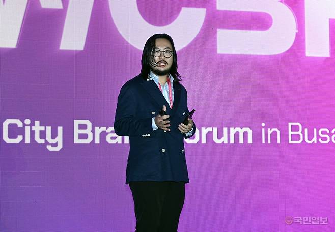 중국 출신 컬렉터 총조우 설립자가 부산 세계도시브랜드포럼 무대에서 ‘예술과 도시브랜드’를 주제로 강연하고 있다. 부산=최현규기자 frosted@kmib.co.kr