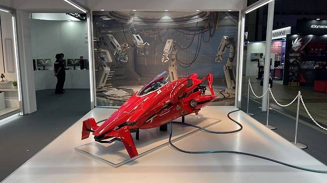 부스에 전시된 ‘호버 바이크’. 넥슨 제공