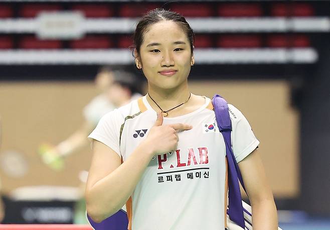 26일 경기도 수원체육관에서 열린 '2025 수원 빅터 코리아아오픈 배드민턴선수권대회'여자단식 8강 경기에서 안세영이 일본의 미야자키 도모카에 승리한 후 포즈를 취하고 있다. 연합뉴스