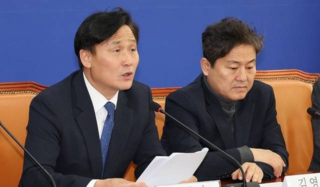 김영진 의원(왼쪽). 연합뉴스