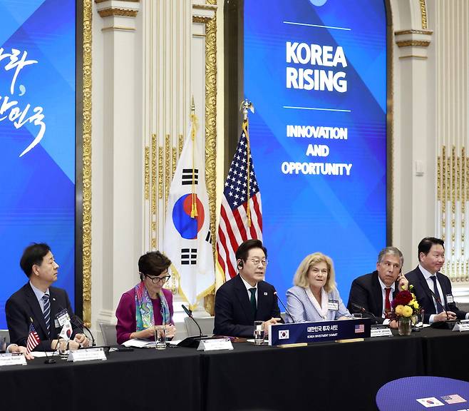 이재명 대통령(왼쪽 셋째)이 25일(현지시간) 미국 뉴욕 증권거래소(NYSE)에서 열린 '한국경제설명회(IR) 투자 서밋'에서 발언하고 있다. 이번 IR 행사에는 구윤철 부총리 겸 기획재정부 장관(맨 왼쪽)과 최태원 대한상공회의소 회장(SK그룹 회장·맨 오른쪽) 등이 참석했다.  연합뉴스