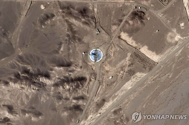 위성사진에 찍힌 발사패드에 남북방향으로 생긴 로켓 그을음 [사진 = AP 연합뉴스]