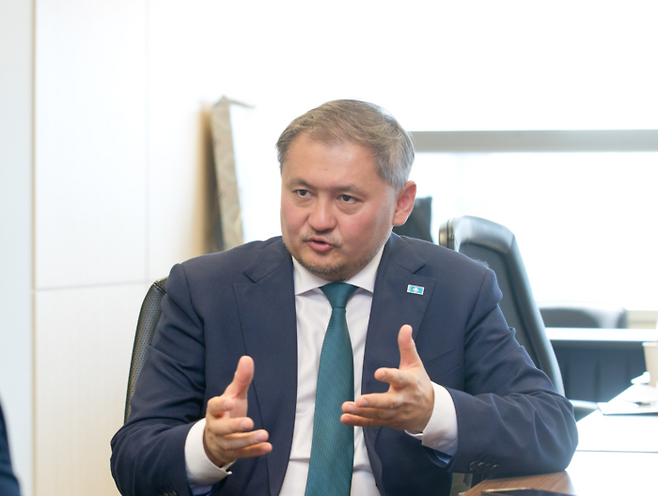 사야삿 누르베크 카자흐스탄 과학·고등교육부 장관이 매일경제신문과 인터뷰하고 있다. [사진 = 주한 카자흐스탄 대사관]