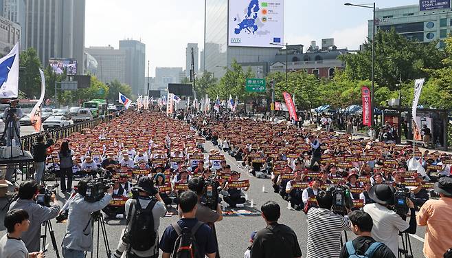 전국금융산업노동조합(금융노조) 조합원들이 26일 서울 종로구 세종대로에서 열린 9·26 총파업 결단식에서 실질임금 인상과 주 4.5일제 근무를 촉구하고 있다. 2025.9.26 [연합뉴스]