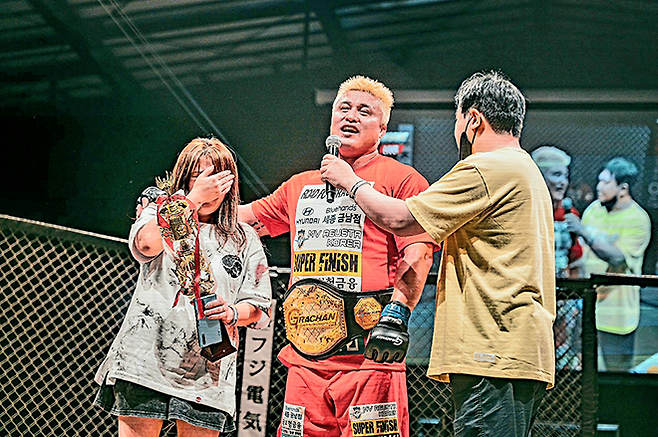 실업축구 내셔널리그 출신 배동현이 2025년 9월 일본 오사카 176BOX에서 그라찬 헤비급 챔피언 등극 소감을 말하고 있다. 오른쪽은 통역을 맡은 백승민 에이전트. 사진=GRACHAN