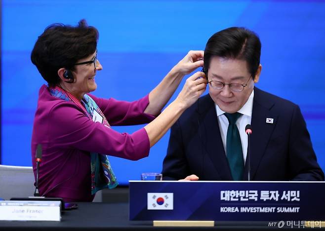 [뉴욕=뉴시스] 최동준 기자 = 이재명 대통령이 25일(현지 시간) 미국 뉴욕 증권거래소에서 열린 대한민국 투자 써밋에서 제인 프레이저(Jane Fraser) 씨티그룹 최고경영자에게 번역기 착용을 도움받고 있다. 2025.09.25. photocdj@newsis.com /사진=