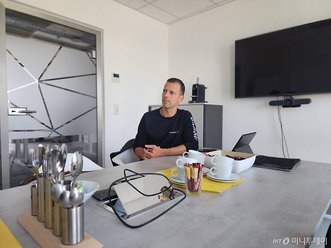 독일 슈타이네르트의 니콜라스 델레리스 재활용 사업부 매니저가 폐차 플라스틱 재활용에 대해 설명하고 있다 /사진=김지현 기자