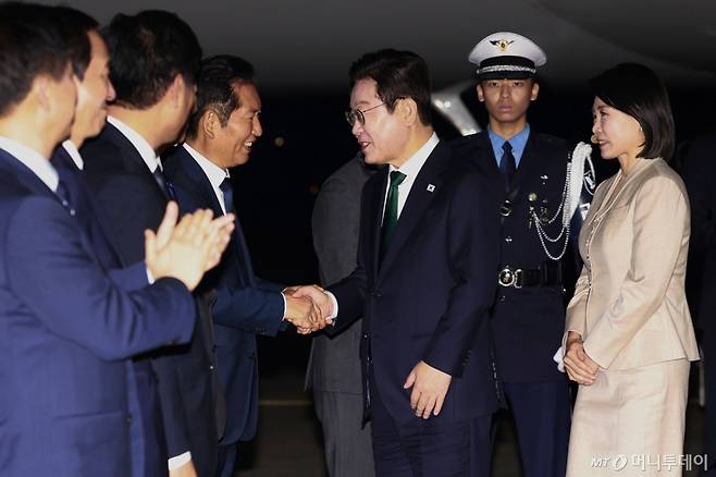 [성남=뉴시스] 최동준 기자 = 유엔 총회와 순방 일정을 마친 이재명 대통령이 26일 경기 성남 서울공항에 도착해 정청래 더불어민주당 대표 등과 인사하고 있다. 2025.09.26. photocdj@newsis.com /사진=최동준