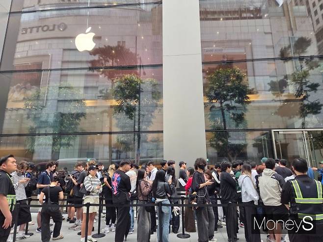 19일 오전 서울 중구 '애플 명동' 앞 거리. 아이폰17 시리즈를 구매하려는 대기자들로 인산인해를 이루고 있다. /사진=김미현 기자