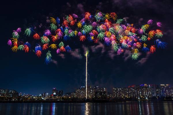 오는 27일 서울 여의도 일대에서 열리는 '2025 서울세계불꽃축제'에 대비해 서울 시내 곳곳 교통이 통제된다. 사진은 2024년 서울세계불꽃축제 모습. /사진=뉴시스