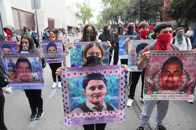 지난 2014년 발생한 멕시코 아요치나파 교대생 실종사건 당사자들의 가족들이 24일 실종자들의 얼굴을 그린 손수건을 들고 멕시코시티에서 가두행진을 벌이고 있다. EPA 연합뉴스