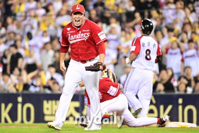 7일 오후 서울 잠실야구장에서 진행된 '2025 신한 SOL뱅크 KBO 리그' SSG-LG의 경기. SSG 이로운이 7회말 1사 1,2루에서 LG 문성주를 병살로 처리한 뒤 포효하고 있다./마이데일리