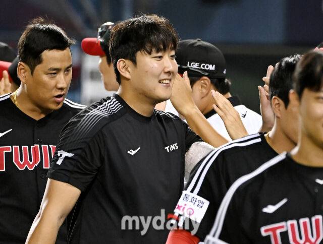 10일 오후 서울 잠실야구장에서 진행된 '2025 프로야구 KBO리그' 두산베어스와 LG트윈스의 경기. LG 손주영이 시즌 10승을 달성한 뒤 미소를 짓고 있다./마이데일리