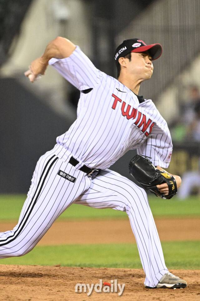 14일 서울 잠실야구장에서 열린 '2025 신한 SOL BANK KBO리그' 키움 히어로즈와 LG 트윈스 경기. LG 백승현이 7회초 교체되 마운드에 올라 힘차게 투구하고 있다. 한편 LG가 7회초 9-0으로 앞서고 있다./마이데일리