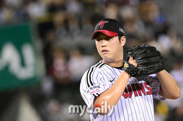 2025년 8월 30일 오후 서울 잠실구장에서 열린 '2025 신한 SOL뱅크 KBO 리그' 키움 히어로즈와 LG 트윈스의 경기LG 함덕주가 8회초 구원등판해 투구를 준비하고 있다./마이데일리