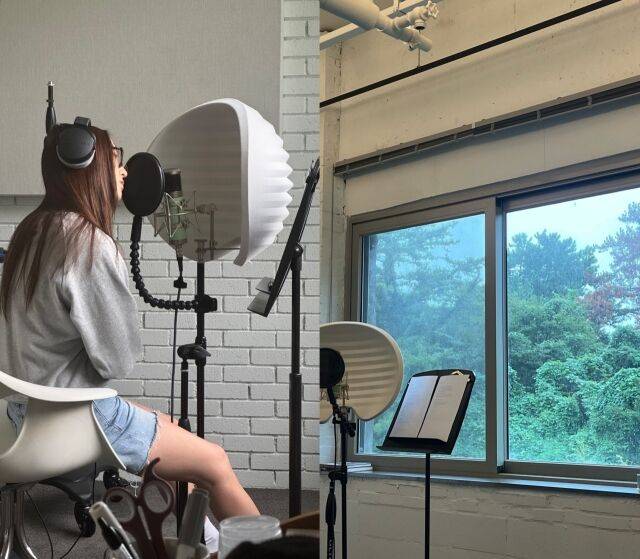 그룹 f(x) 출신 배우 정수정이 마이크 앞에서 선 모습을 공개했다. / 정수정 및 비츠앤네티브스 공식 인스타그램