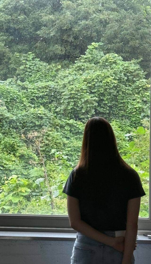 그룹 f(x) 출신 배우 정수정이 마이크 앞에서 선 모습을 공개했다. / 비츠앤네티브스 공식 인스타그램