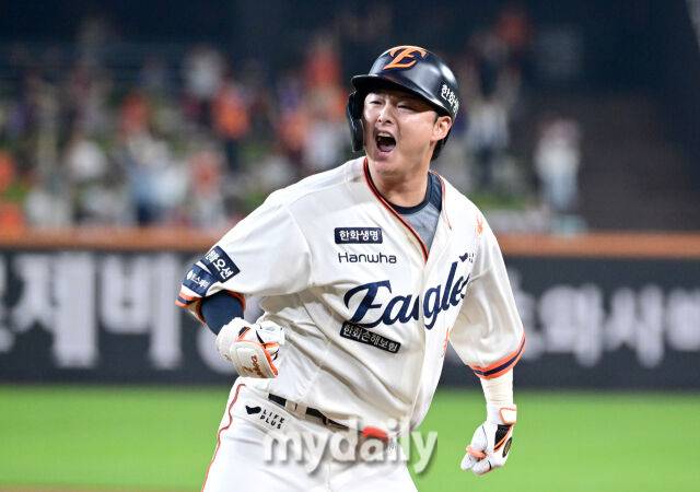 2025년 9월 26일 오후 대전 한화생명 볼파크에서 열린 '2025 신한 SOL뱅크 KBO 리그' LG 트윈스와 한화 이글스의 경기. 한화 이도윤이 7회말 1사 2.3루서 2타점 역전 적시타를 친 뒤 기뻐하고 있다./대전 = 유진형 기자