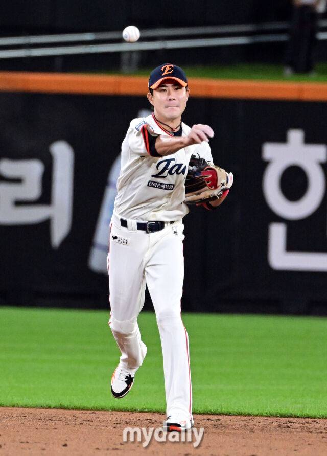 2025년 9월 26일 오후 대전 한화생명 볼파크에서 열린 '2025 신한 SOL뱅크 KBO 리그' LG 트윈스와 한화 이글스의 경기. 한화 유격수 심우준이 5회초 2사 2.3루서 LG 홍창기의 타구를 처리하고 있다./대전 = 유진형 기자