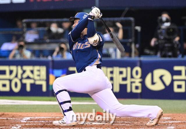 2025년 6월 19일 오후 서울 잠실구장에서 '2025 신한 SOL뱅크 KBO 리그' NC 다이노스와 LG 트윈스의 경기.NC 김휘집이 5회초 2사 후 솔로 홈런을 치고 있다./마이데일리