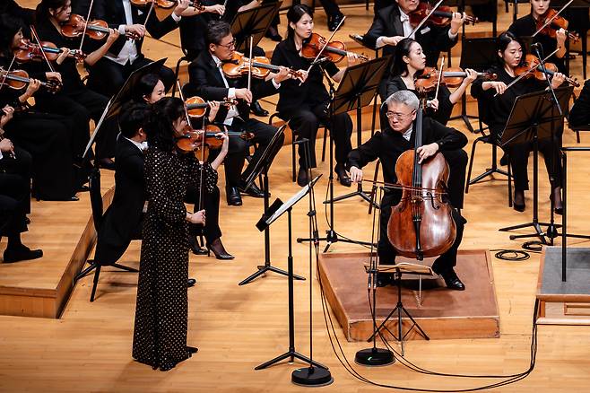 첼리스트 지안왕, 바이올리니스트 클라라 주미 강과 김선욱이 지휘하는 경기필하모닉의 ‘가을에는 브람스’ [경기아트센터 제공]