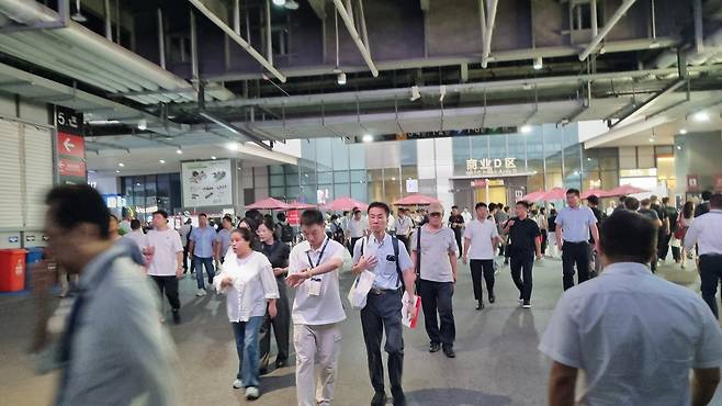 지난 23일(현지시간) 중국 상해에서 열린 ‘중국국제산업박람회(CIIF·Chinese International Industry Fair)’ 전시장 모습. [김영철 기자]