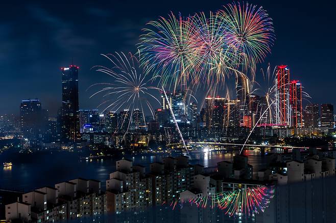 지난해 서울 여의도 한강공원에서 열린 ‘2024 서울세계불꽃축제’에서 불꽃이 가을밤을 수놓고 있다. [연합]