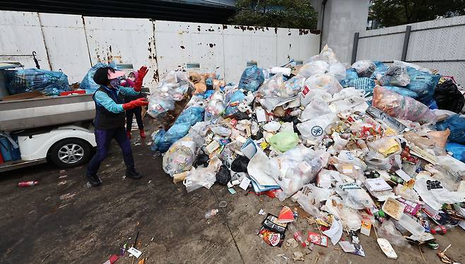 2024년 서울세계불꽃축제가 열린 다음날인 10월 6일 오전 서울 원효대교 아래 쓰레기 집하장에 전날 관람객들이 버리고 간 쓰레기들이 모여 있다. [연합]