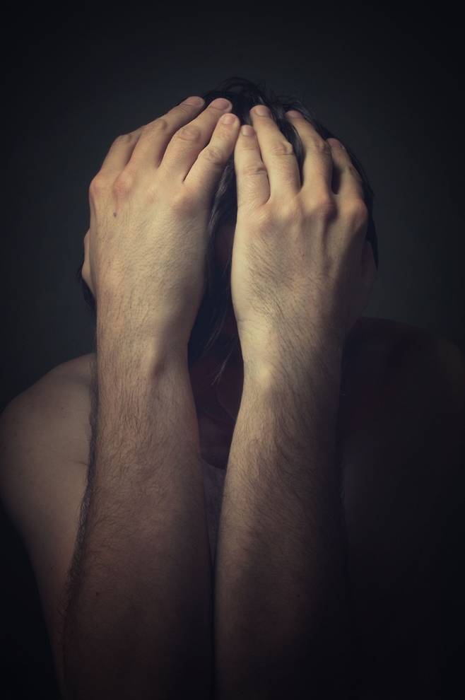 지난 25일 통계청이 발표한 2024년 사망원인통계에 따르면 2024년 자살사망자 수는 14,872명으로 전년보다 894명(6.4%) 증가하였으며 1일 평균 자살사망자 수는 40.6명으로 나타났다.  자살사망률(인구 10만 명당 자살자 수)은 29.1명으로 전년 대비 6.6%(1.8명) 증가하였으며, 국제 비교를 위해 산출하는 연령표준화 자살률은 26.2명으로 OECD 평균 10.8명에 비해 2.4배 높고, OECD 국가 중 가장 높은 수준이었다.<사진ㄴ출처:게티이미지뱅크>