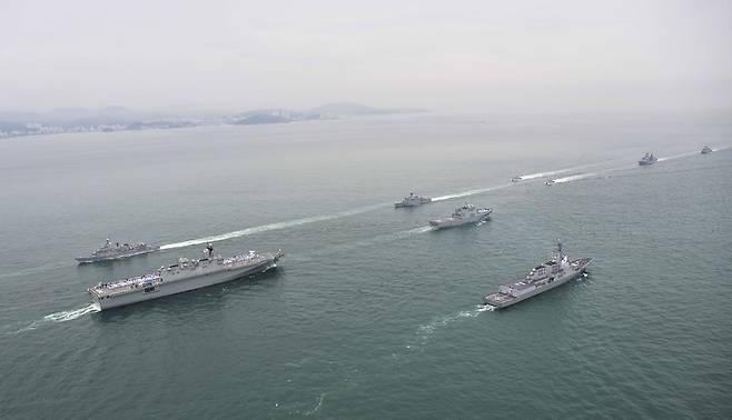 26일 부산 인근 해상에서 개최된 ‘2025 대한민국해군 관함식’에서 해군 함정들이 해상사열을 펼치고 있다. [해군 제공]