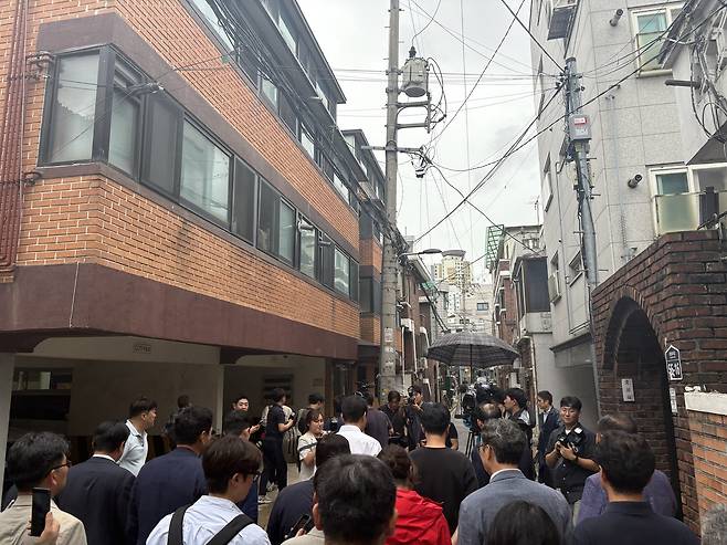 지난 7월 오세훈 서울시장이 광진구 자양4동 일대 신속통합기획 대상지를 살펴보는 모습. 정주원 기자