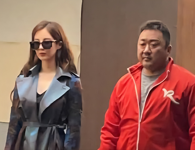 영화 ‘거룩한 밤: 데몬 헌터스’  촬영 현장. 이 영화는 1000만 관객이 기대됐지만 77만 명 관객에 그치며 흥행에 실패했다. 영화관을 찾는 관객이 줄어들면서 기대작들도 흥행에 직격탄을 맞고 있다. [배우 서현 SNS]