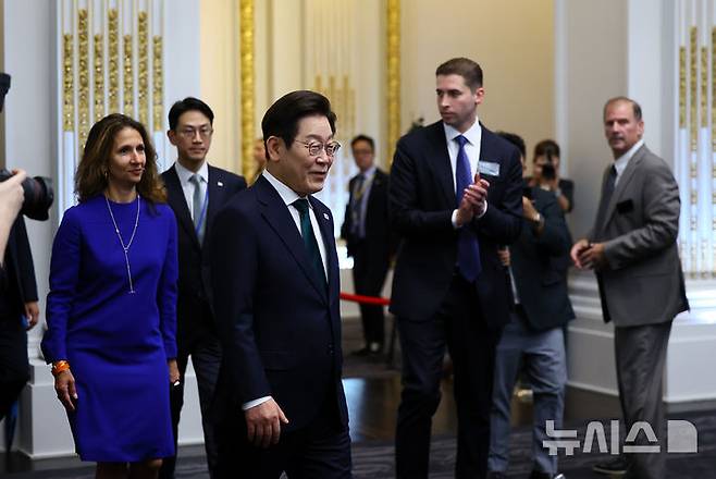 [뉴욕=뉴시스] 최동준 기자 = 이재명 대통령이 25일(현지 시간) 미국 뉴욕 증권거래소에서 열린 대한민국 투자 써밋에 입장하고 있다. 2025.09.25. photocdj@newsis.com