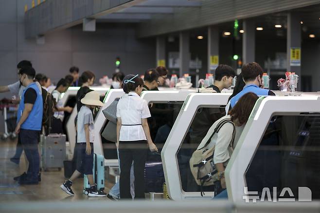 [인천공항=뉴시스] 정병혁 기자 = 10일 인천국제공항 제2여객터미널 출국장에서 여행객들이 출국 수속을 위해 줄 서 있다. 인천국제공항공사가 이번 추석연휴 특별 교통대책 기간인 13일부터 18일까지 총여객 120만 4000명(일평균 20만 1000명)이 인천공항을 이용해 역대 추석연휴 최다기록을 경신할 전망이라고 밝혔다. 이 수치는 이전 추석 연휴 최고치인 2017년의 18만7623명보다 7%가량 높다. 추석 연휴기간 중 이용객이 가장 많은 날은 18일로 21만 3000명의 여객이 인천공항을 이용할 것으로 예측됐다. 2024.09.10. jhope@newsis.com
