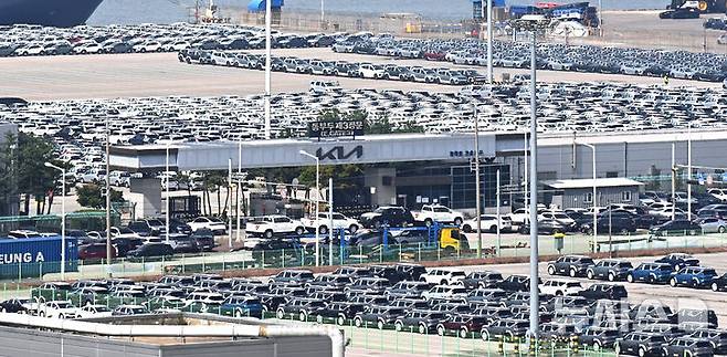 [평택=뉴시스] 김종택 기자 = 경기 평택시 포승읍 평택항 자동차 전용부두에 수출용 차량이 세워져 있는 모습. 2025.09.16. jtk@newsis.com