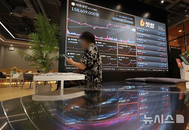 [서울=뉴시스] 조성우 기자 = 비트코인을 비롯한 주요 암호화폐가 하락세를 보인 20일 서울 강남구 빗썸라운지에 전광판에 비트코인 등 가상화폐 시세가 나오고 있다.코인데스크 등에 따르면 이날 오전 비트코인 가격은 전날보다 2.84% 포인트 떨어진 11만3168.50달러에 거래됐다. 이더리움은 이날 오전 4.69% 내린 4140.13달러에 거래됐다. 2025.08.20. xconfind@newsis.com