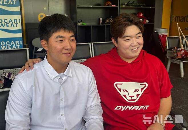 [인천=뉴시스] 신유림 기자=프로야구 SSG 랜더스에서 만난 '대구고 선후배' 이로운과 신인 김민준이 25일 인천 SSG랜더스필드에서 열린 2025 신한 쏠뱅크 KBO리그 KT 위즈와의 경기를 앞두고 동반 인터뷰를 진행하며 환하게 웃고 있다. 2025.09.26. spicy@newsis.com