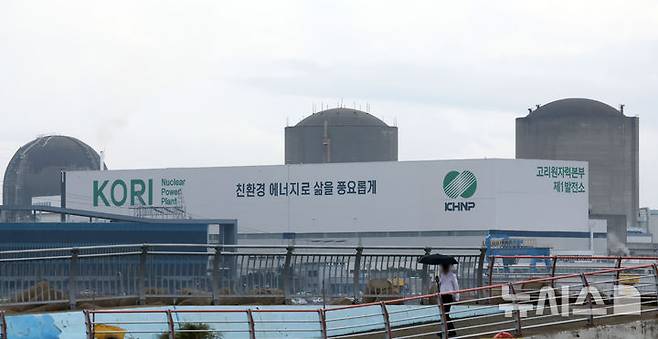 [부산=뉴시스] 하경민 기자 = 원자력안전위원회가 25일 전체회의를 열고 고리원전 2호기의 계속운전 여부를 심의한다.사진은 이날 부산 기장군의 한 마을에서 바라본 고리원전 2호기(오른쪽 두번째)와 영구 정지 8년 만인 지난 6월 해체가 결정된 고리원전 1호기(맨 오른쪽) 모습.  1983년 4월9일 상업운전을 시작한 고리원전 2호기는 2023년 4월 운영허가 기간인 40년이 만료돼 원자로가 정지됐다. 고리원전 2호기는 영구폐쇄가 되지 않은 국내 원전 중 가장 오래된 원전이다. 2025.09.25. yulnetphoto@newsis.com
