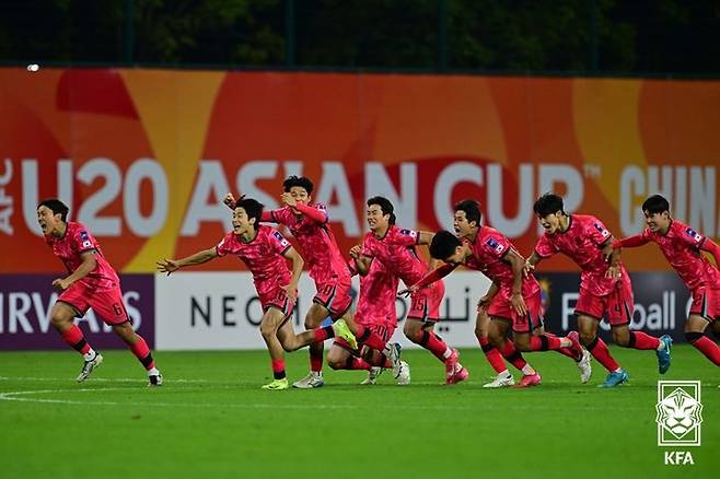 [서울=뉴시스] 김금보 기자 = 23일 중국 심천 유스 풋볼 트레이닝 베이스 피치에서 열린 2025 아시아축구연맹(AFC) U-20 아시안컵 8강 대한민국대 우즈베키스탄의 경기, 승부차기에서 승리하며 준결승 진출을 확정지은 U-20 대표팀 선수들이 기뻐하고 있다. (사진=대한축구협회 제공) 2025.02.24. photo@newsis.com *재판매 및 DB 금지