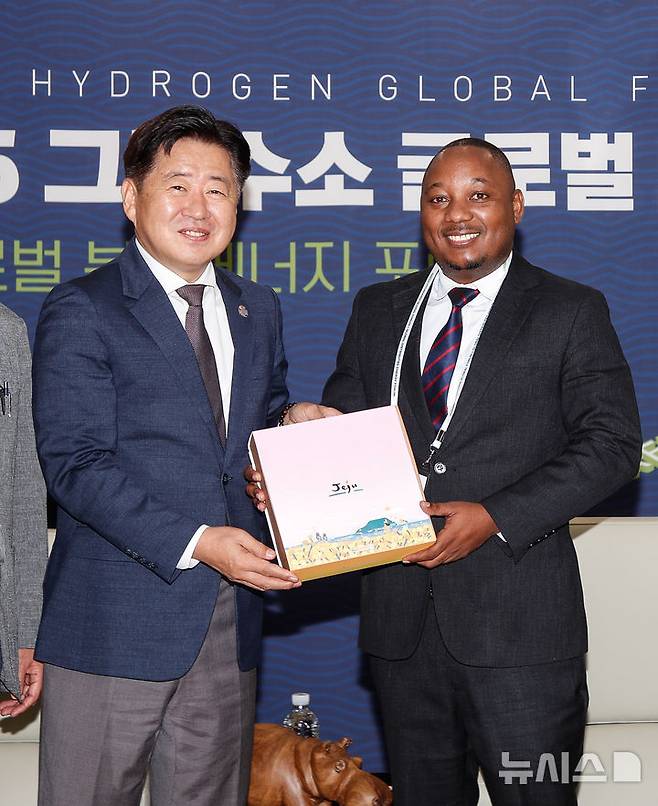 [서귀포=뉴시스] 우장호 기자 = 오영훈 제주지사와 조세프 하우시쿠(Josef Hausiku) 나미비아 국가기획위원회 수석 자문관이 26일 오전 제주 서귀포시 제주국제컨벤션센터(ICC)에서 열린 '2025 그린수소 글로벌 포럼'에서 면담 전 우호의 선물을 들고 기념촬영하고 있다. 2025.09.26. woo1223@newsis.com
