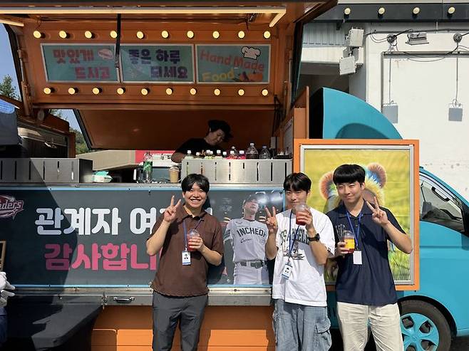 [서울=뉴시스]프로야구 SSG 랜더스 구단 관계자들이 26일 인천 SSG랜더스필드에서 주장 김광현이 선물한 커피차를 받고 환하게 웃고 있다. (사진=SSG 랜더스 제공) 2025.09.26 photo@newsis.com *재판매 및 DB 금지