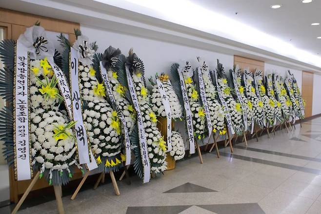 [서울=뉴시스] 사진공동취재단 = 26일 서울 송파구 서울아산병원 장례식장에 마련된 개그맨 전유성의 빈소에 근조화환이 세워져 있다. 2025.09.26. photo@newsis.com *재판매 및 DB 금지