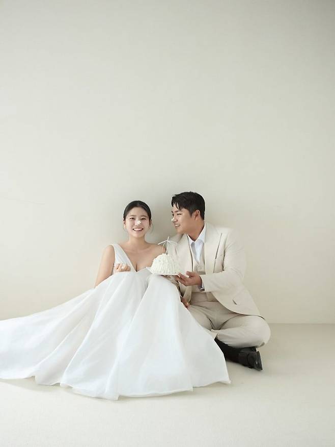 [서울=뉴시스] 야구선수 한준수와 전직 치어리더 김이서의 웨딩 사진. (사진=한준수 인스타그램 캡쳐) *재판매 및 DB 금지