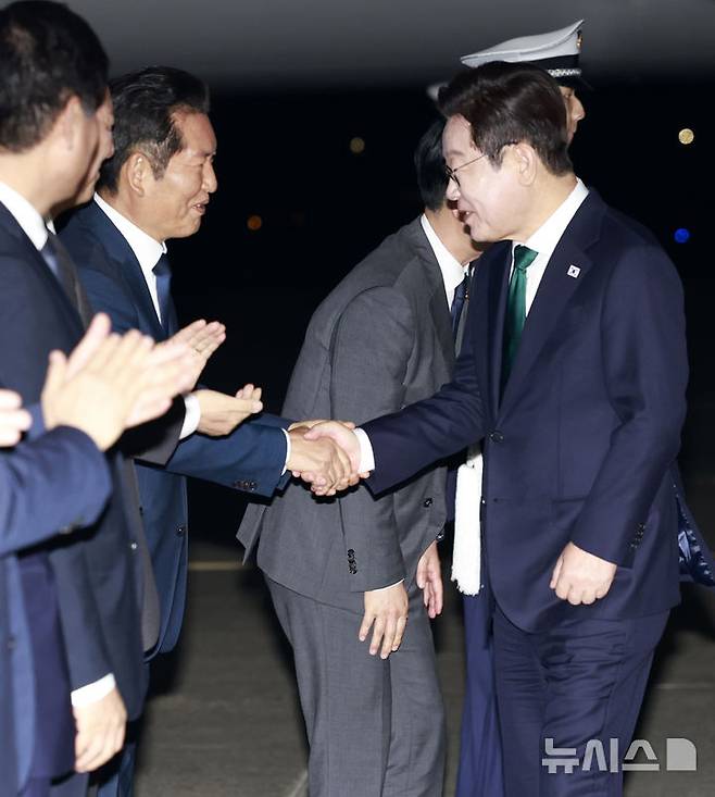 [성남=뉴시스] 최동준 기자 = 유엔 총회와 순방 일정을 마친 이재명 대통령이 26일 경기 성남 서울공항에 도착해 정청래 더불어민주당 대표 등과 인사하고 있다. 2025.09.26. photocdj@newsis.com
